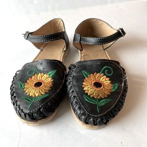 Girasol Handcrafted Black Leather Embroidered Sunflower Huaraches Size 38